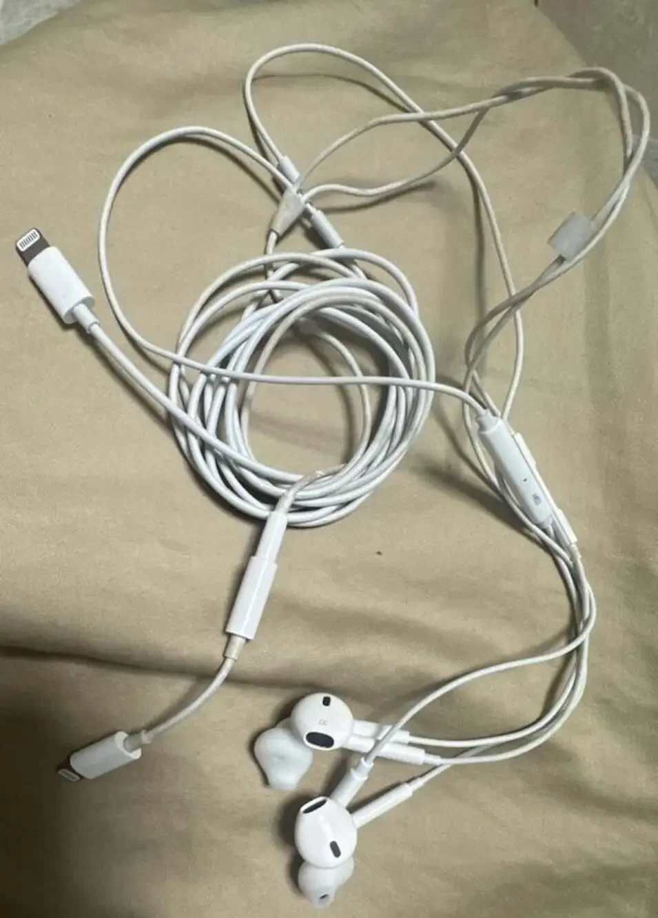 Apple EarPods Headphones with 3.5mm Plug and Lightning to 3.5mm Headphone Jack A